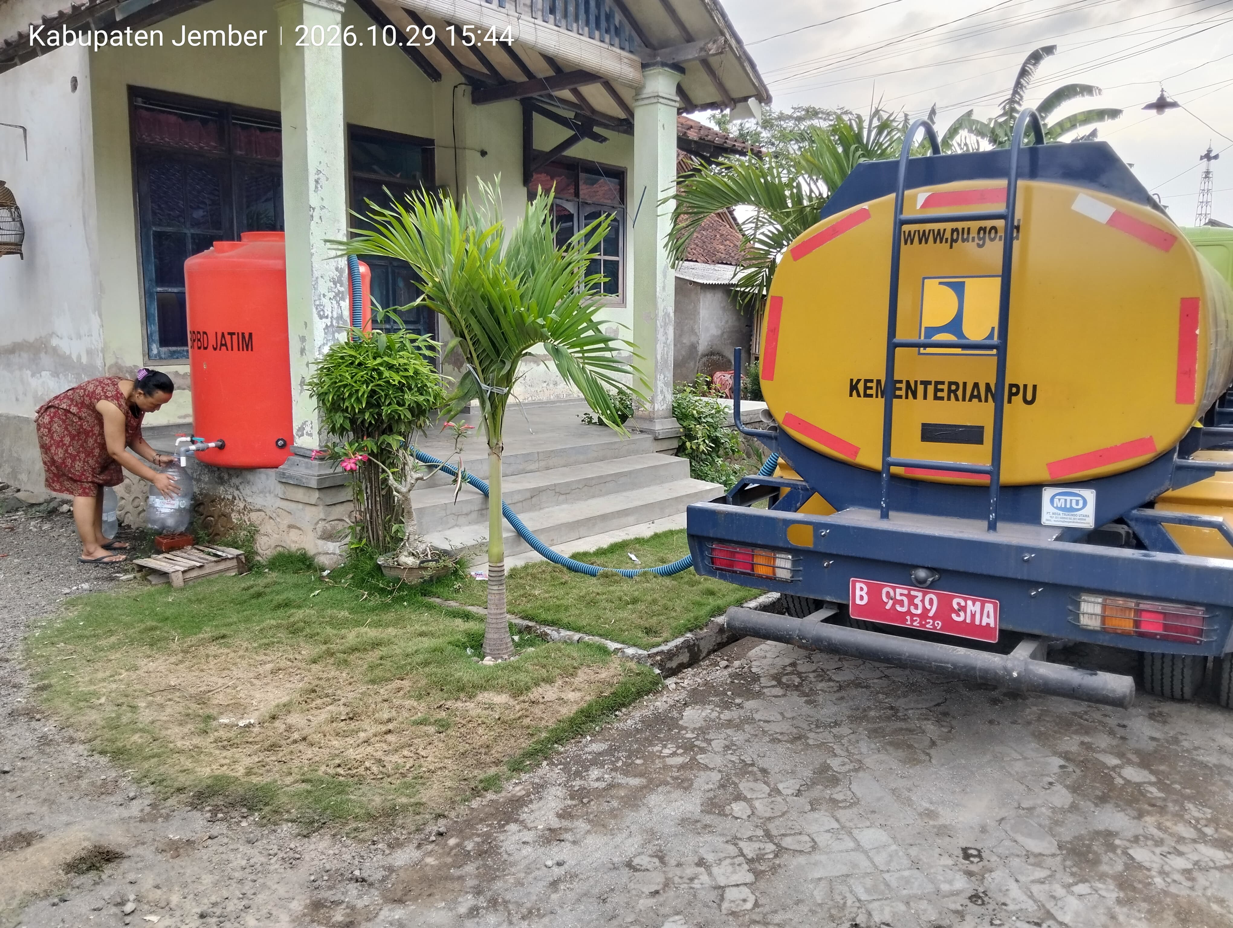 bpbd-jember-dampingi-distribusi-5000-liter-air-bersih-untuk-120-kk-di-kaliwining-20261030