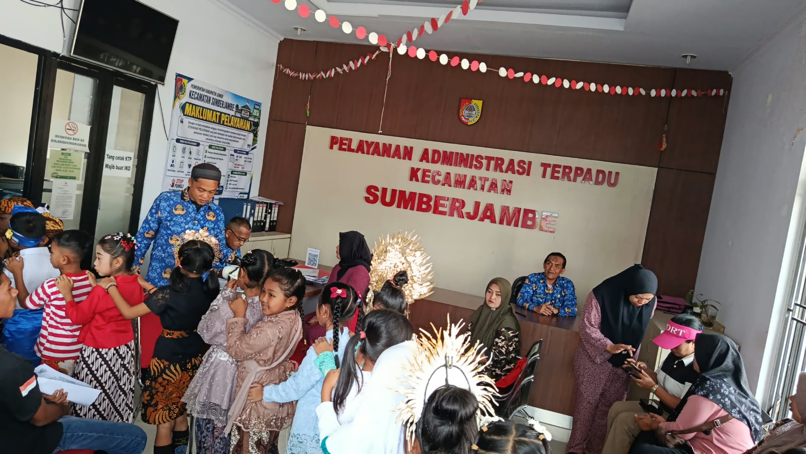 sambut-hari-sumpah-pemuda-kecamatan-sumberjambe-kenalkan-layanan-publik-kepada-siswa-sdn-sumberjambe-02-20261029