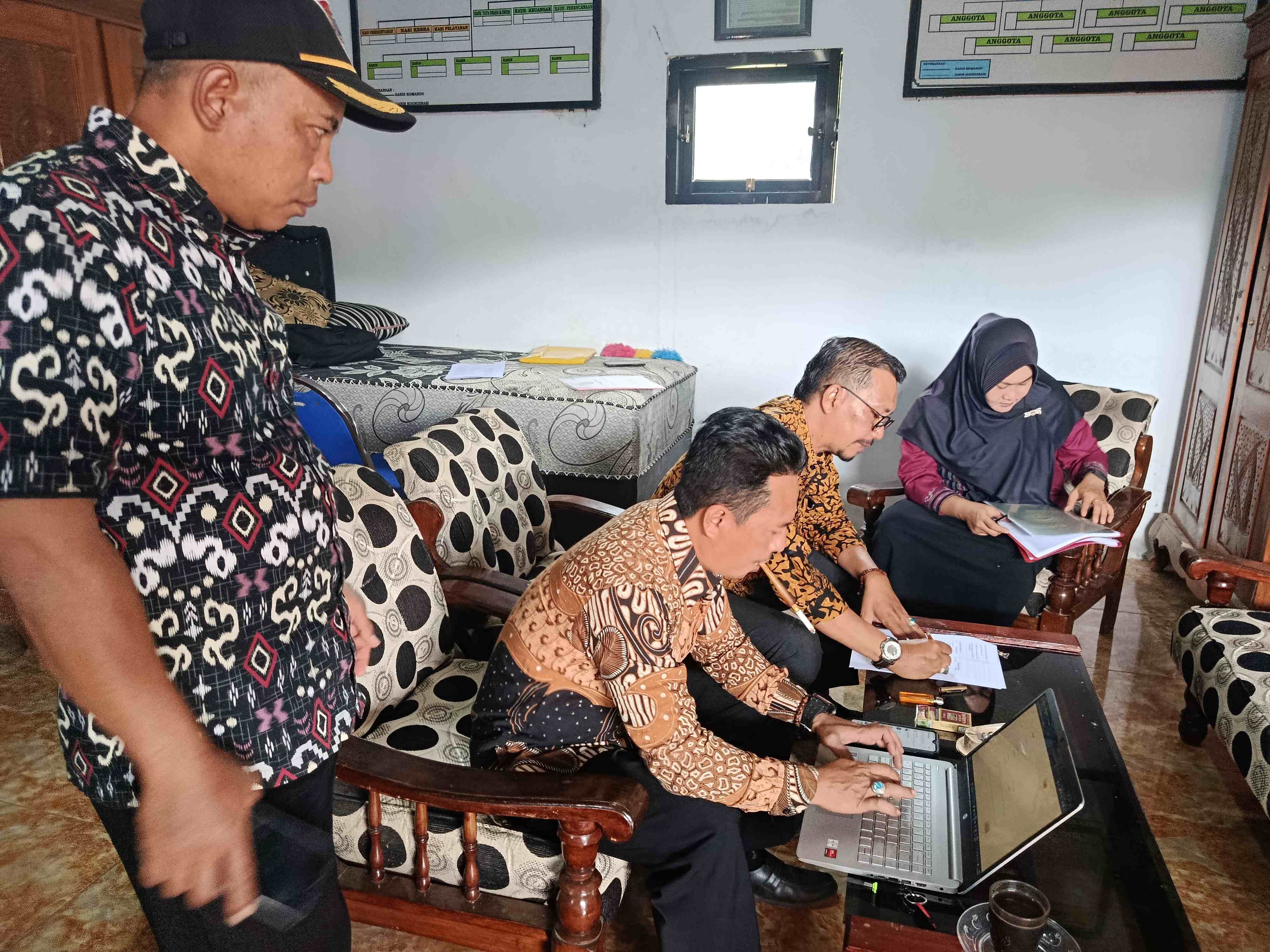 telusuri-jalan-curam-dan-berkelok-camat-ronny-arvianto-tinjau-realisasi-usaha-bumdes-berkah-makmur-jambesari-20261031