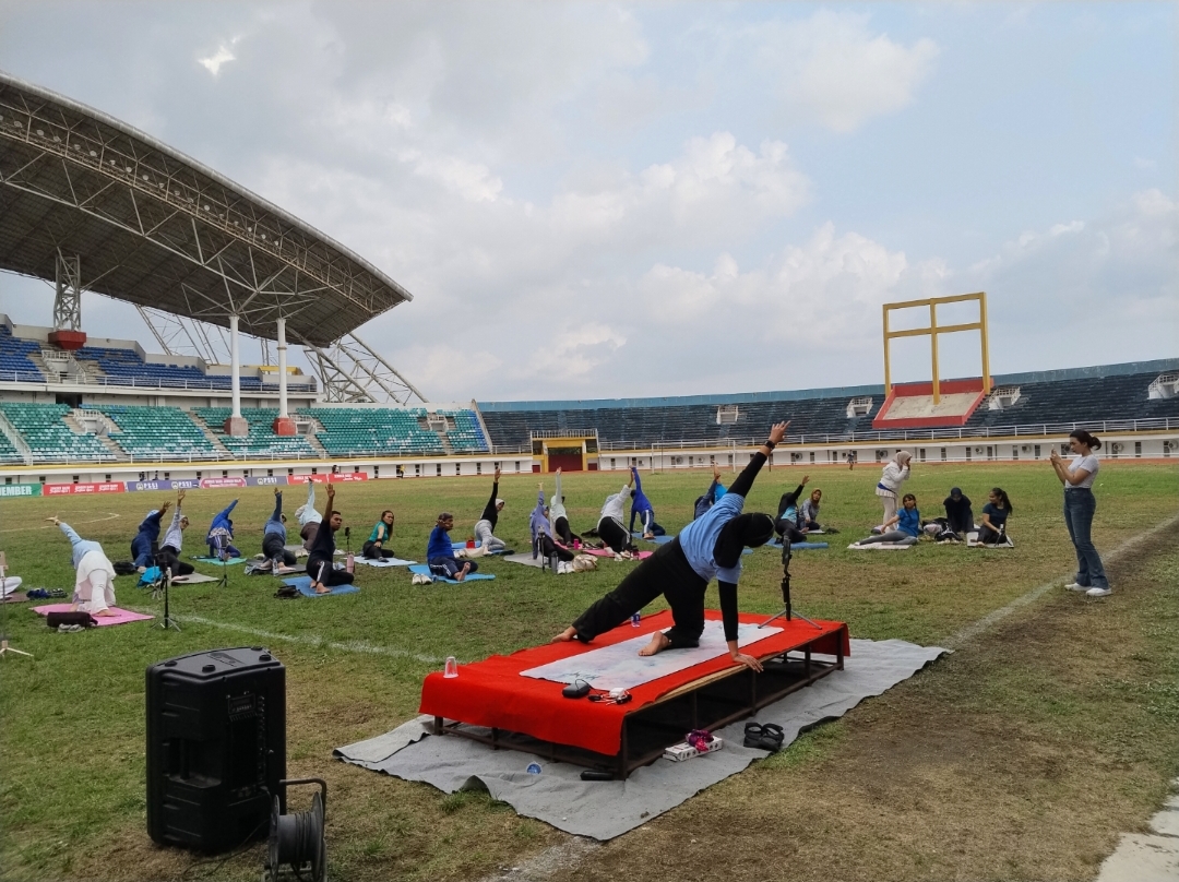 perdana-yoga-outdoor-di-jsg-jember-bersama-disporabudpar-ajak-masyarakat-hidup-sehat-20261030