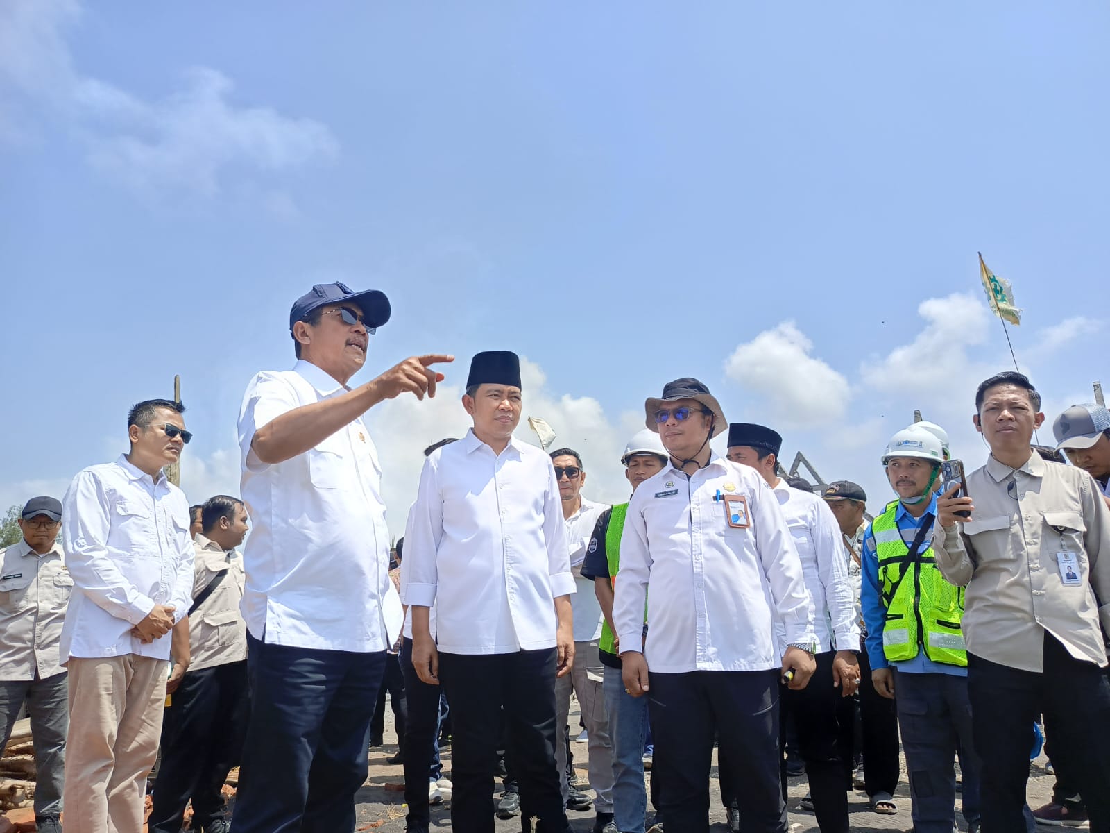camat-kencong-dampingi-bupati-jember-dan-menteri-kkp-kunjungi-kampung-nelayan-merah-putih-desa-paseban-20261030