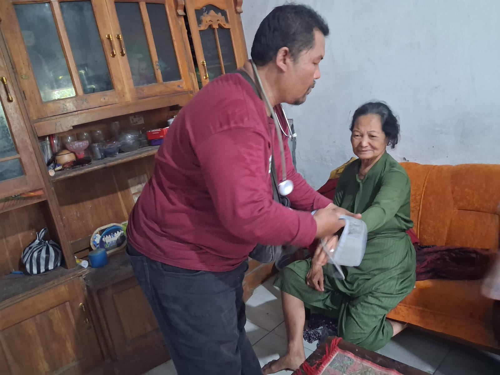 home-care-sukorambi-sambangi-nenek-srinten-penyandang-disabilitas-di-desa-jubung-20261031